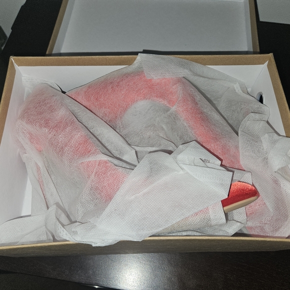 Red Heels - Picture 6 of 7